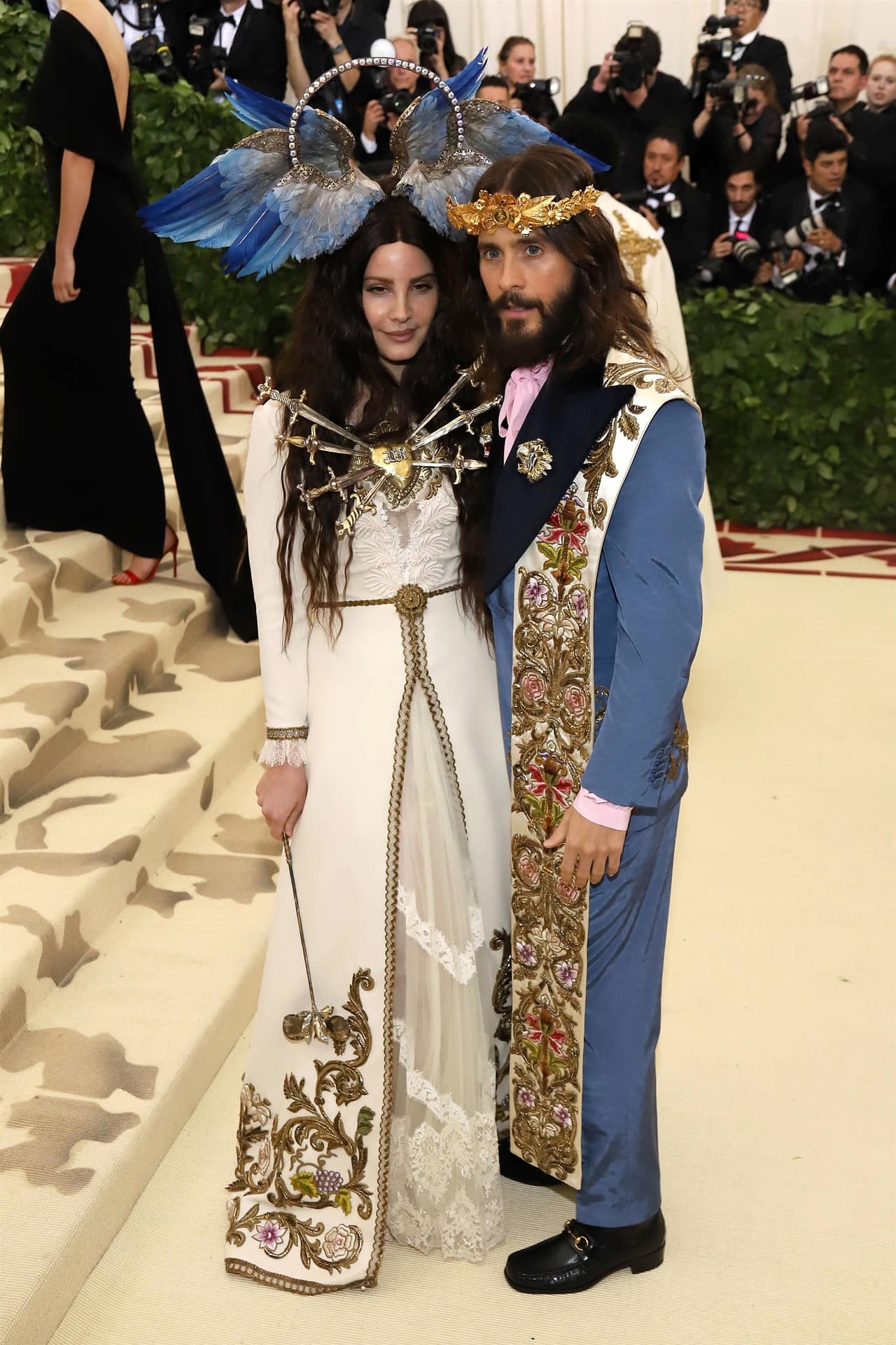 La cantante Lana del Rey se convirtió en la versión Gucci de Nuestra Señora de los Dolores, con siete espadas atravesando un corazón dorado en su pecho.