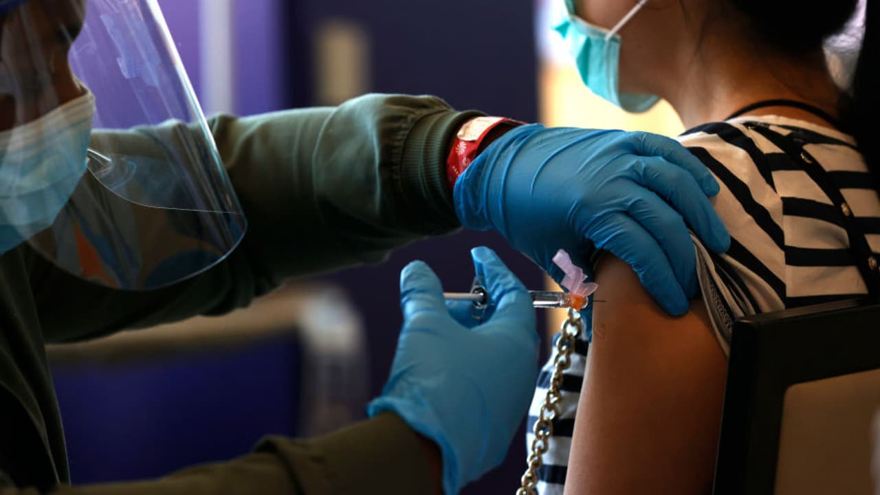 Este lunes cierra el centro de vacunación de la Universidad Estatal de California en Northridge