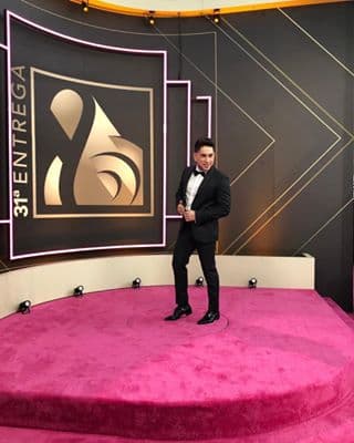 Gracias a su popularidad, el intérprete de 30 años recibió su primera nominación a Premio Lo Nuestro ese mismo año... Desde entonces no se pierde esta premiación (ya sea viéndola o caminando por su alfombra).