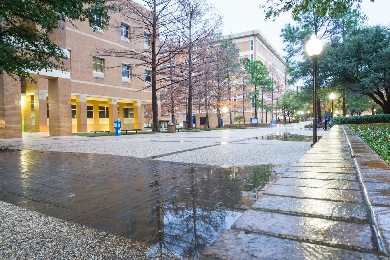 <b>Puesto 28 de las ciudades donde el salario rinde más | Arlington, Texas</b>
<br>
<br>🔘 El ingreso promedio anual de un hogar en esa ciudad es de $63,351.
<br>🔘 Los cheques que recibe un hogar quincenalmente ascienden a $2,437.
<br>🔘 El monto de cubrir las necesidades básicas es de $1,195.
<br>🔘 Por ello, sobran $1,241 de cada cheque.