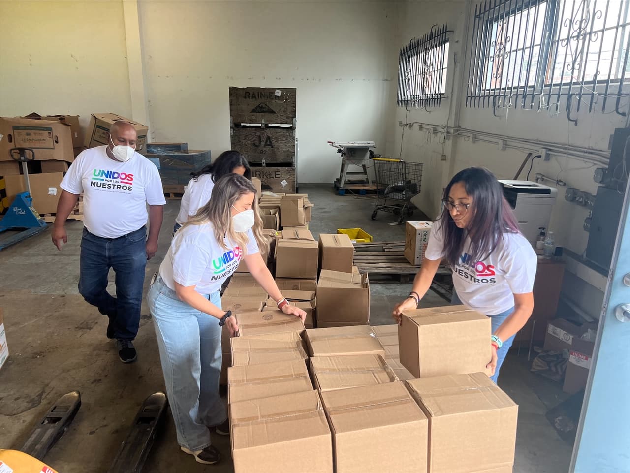 Empleados de Univision 34 Los Angeles sirviendo a la comunidad el 14 de octubre durante el Dia de Servicio "Unidos Por Los Nuestros"