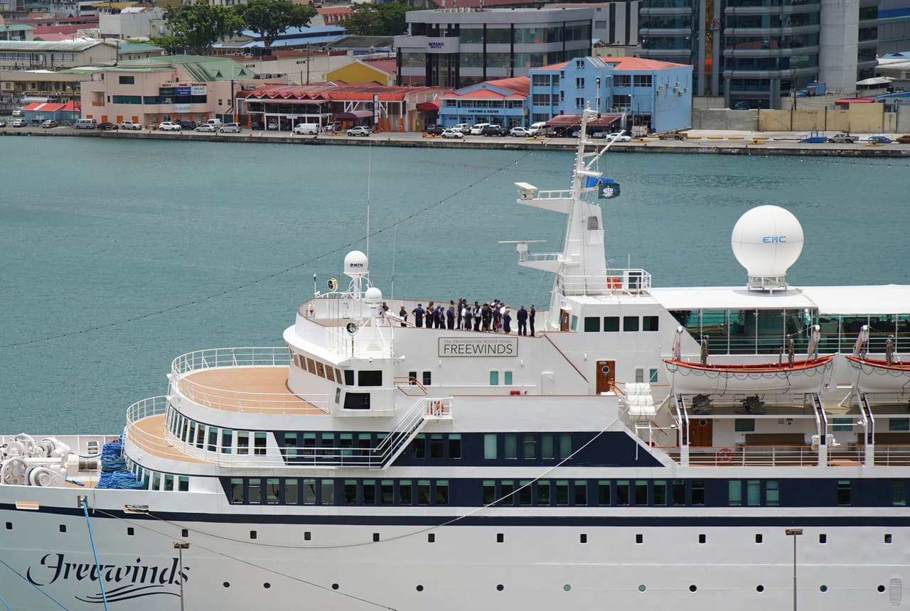Las autoridades de Curazao examinan cómo responder a la situación de un crucero con 300 personas a bordo que llegará a esta isla caribeña holandesa después de haber sido puesto en cuarentena en la cercana Santa Lucía debido a un caso confirmado de sarampión. En la fotografía el crucero Freewinds antes de partir del puerto de Castries, capital de Santa Lucía, hacia Curazao el 2 de mayo.