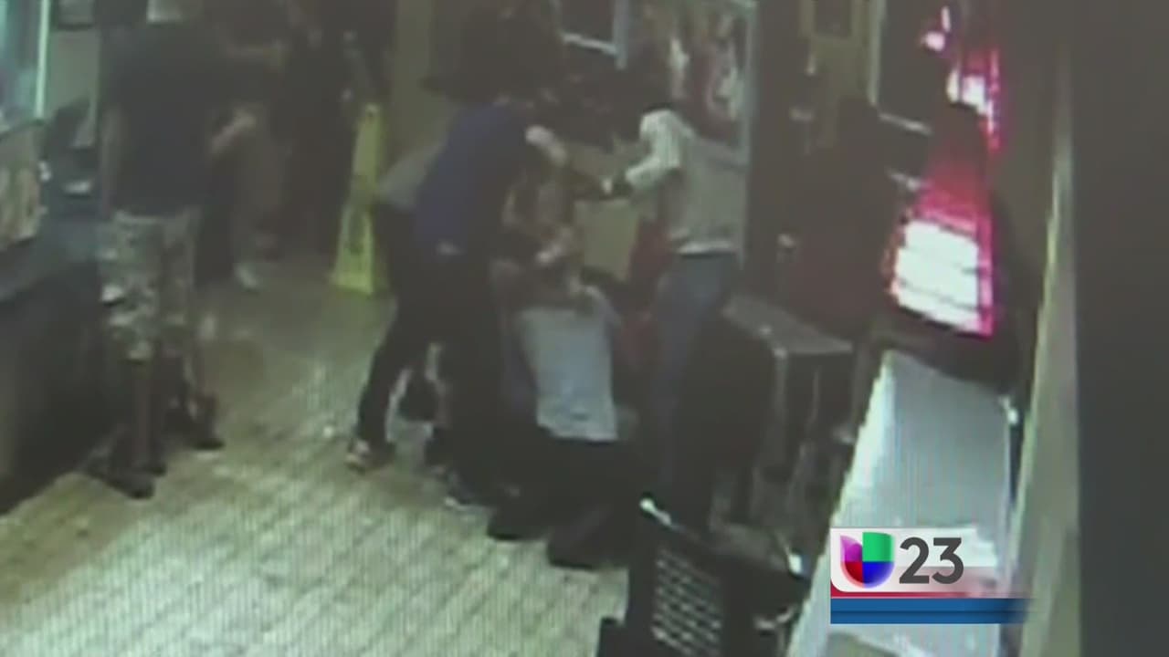 Atacan a pareja de homosexuales por besarse en un restaurante de Miami Beach