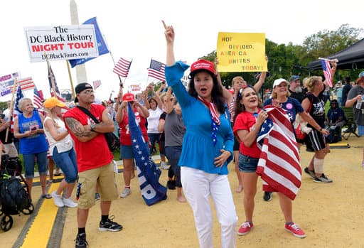 Entre los manifestantes se leen carteles que llaman a la unidad de Estados Unidos y no a la división.