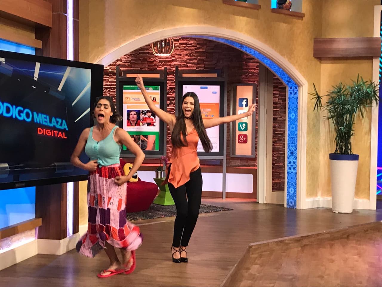 Ana Patricia llegó a defender su honor y hasta le mostró a Mela algunos pasos de baile.