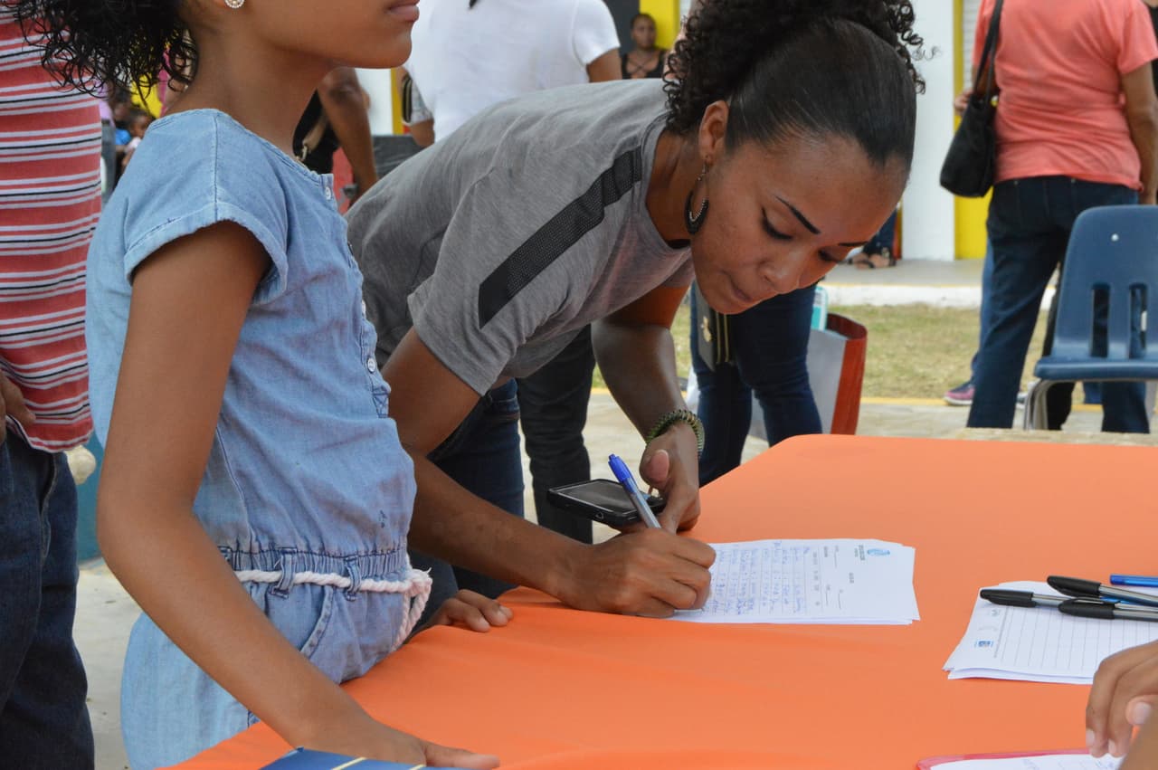 Más de mil personas afectadas por el huracán Irma en Loíza han pasado por el Boys & Girls Club del barrio Medianía Alta para buscar su plato de comida caliente elaborado por más de 30 chefs de toda la isla coordinados por la Chef Marilyn.