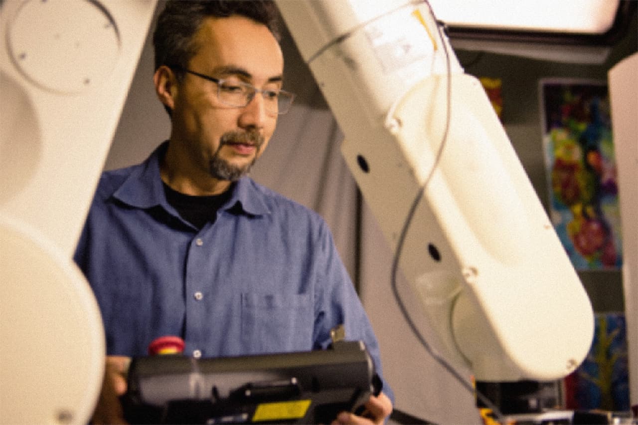 <b>Serafín Díaz</b>: es mexicano y se desempeña como vicepresidente de ingeniería en Qualcomm. Aunque asegura en su perfil de Linkedin que a lo largo de su carrera le ha tocado ponerse distintos sombreros para diferentes posiciones, es en el campo de la investigación de la visión computarizada y la realidad aumentada donde se ha especializado en los últimos años.