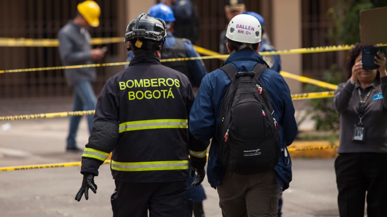 Rescatistas del cuerpo de bomberos de Bogotá han participado en labores junto a los expertos Mexicanos. En muchos de los sitios golpeados por el terremoto del martes 19 de septiembre, los residentes fueron desalojados de sus hogares ante la posibilidad de algún derrumbe. De acuerdo con el gobierno de Ciudad de México, 2,400 inmuebles deben ser revisados.