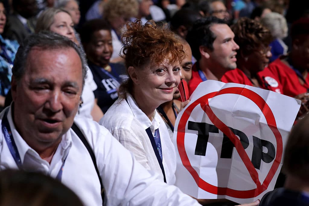 La actriz Susan Sarandon con una pancarta en contra del acuerdo comercial transpacífico, conocido por su sigla en inglés TPP, en la Convención Nacional Demócrata en Filadelfia.