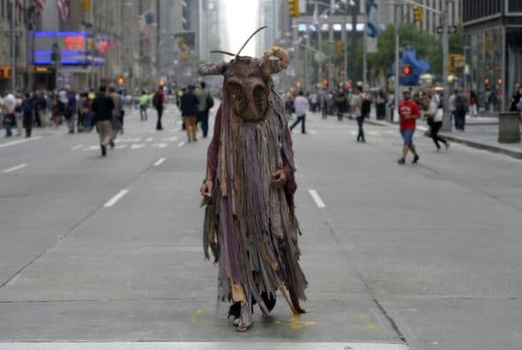 Muchos se disfrazaron para realizar críticas simbólicas al problema que afecta al planeta Tierra.