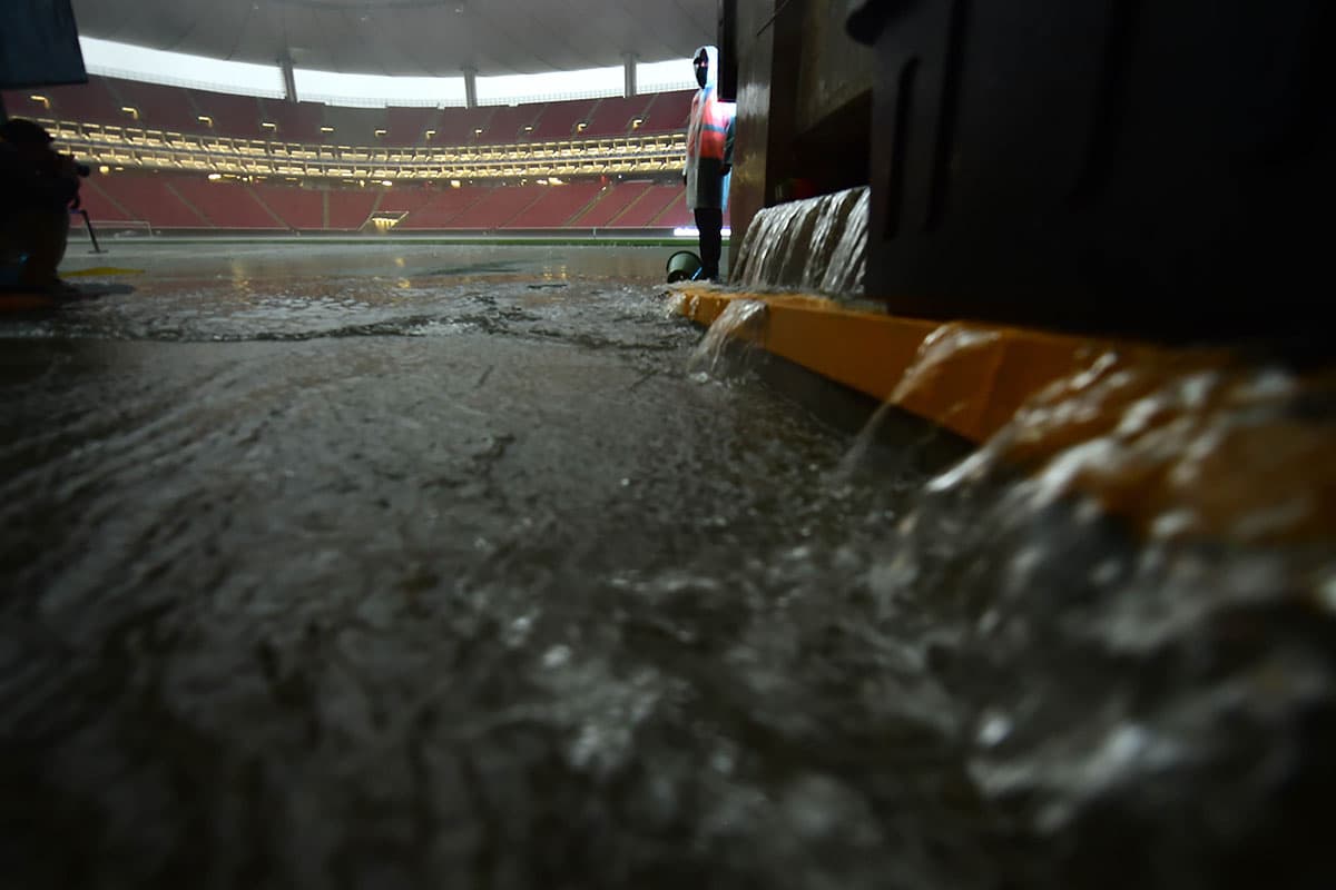 Inundación en el Estadio Akron de Guadalajara a pocos minutos de la hora oficial del juego entre Chivas y Cruz Azul por la jornada 2 del Apertura 2018 de la Liga MX.