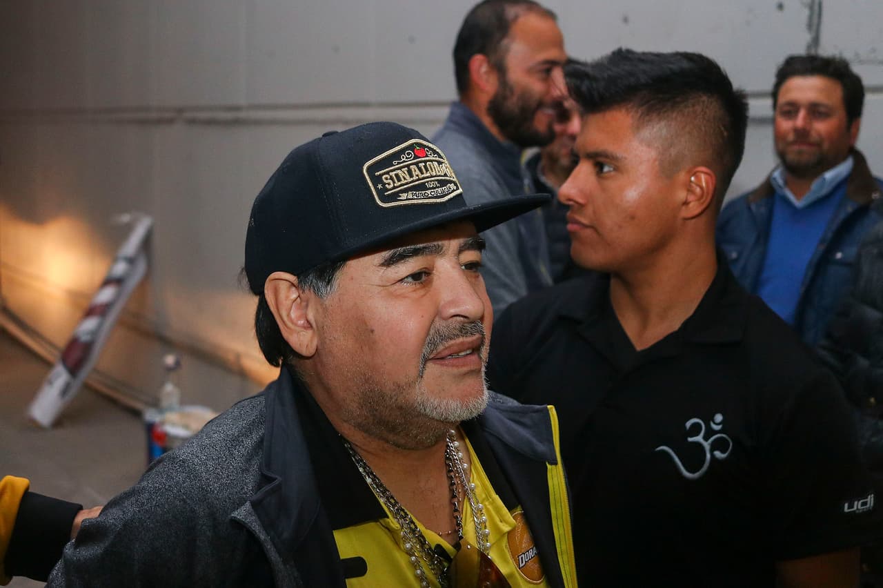 Diego Maradona, debido a que fue expulsado en la Ida, se dirigía a un palco para ver el juego porque no podía estar en la banca de su equipo.