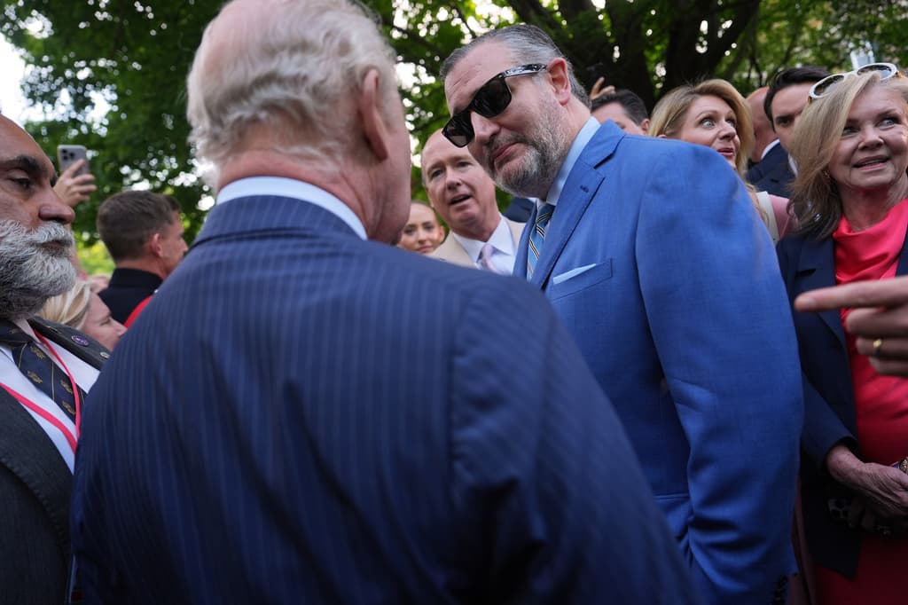 Más tarde, el rey Carlos III acudió a una fiesta en los jardines de la embajada británica, en Washington D. C., donde saludó al senador republicano Ted Cruz.