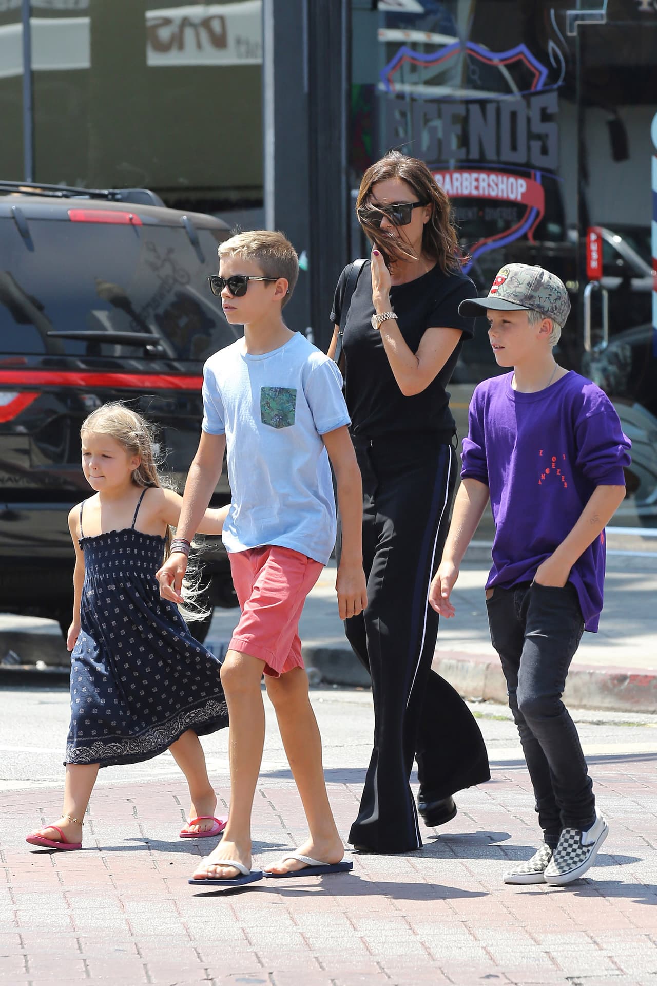 Los dos chicos ya casi alcanzan a mami con su estatura.