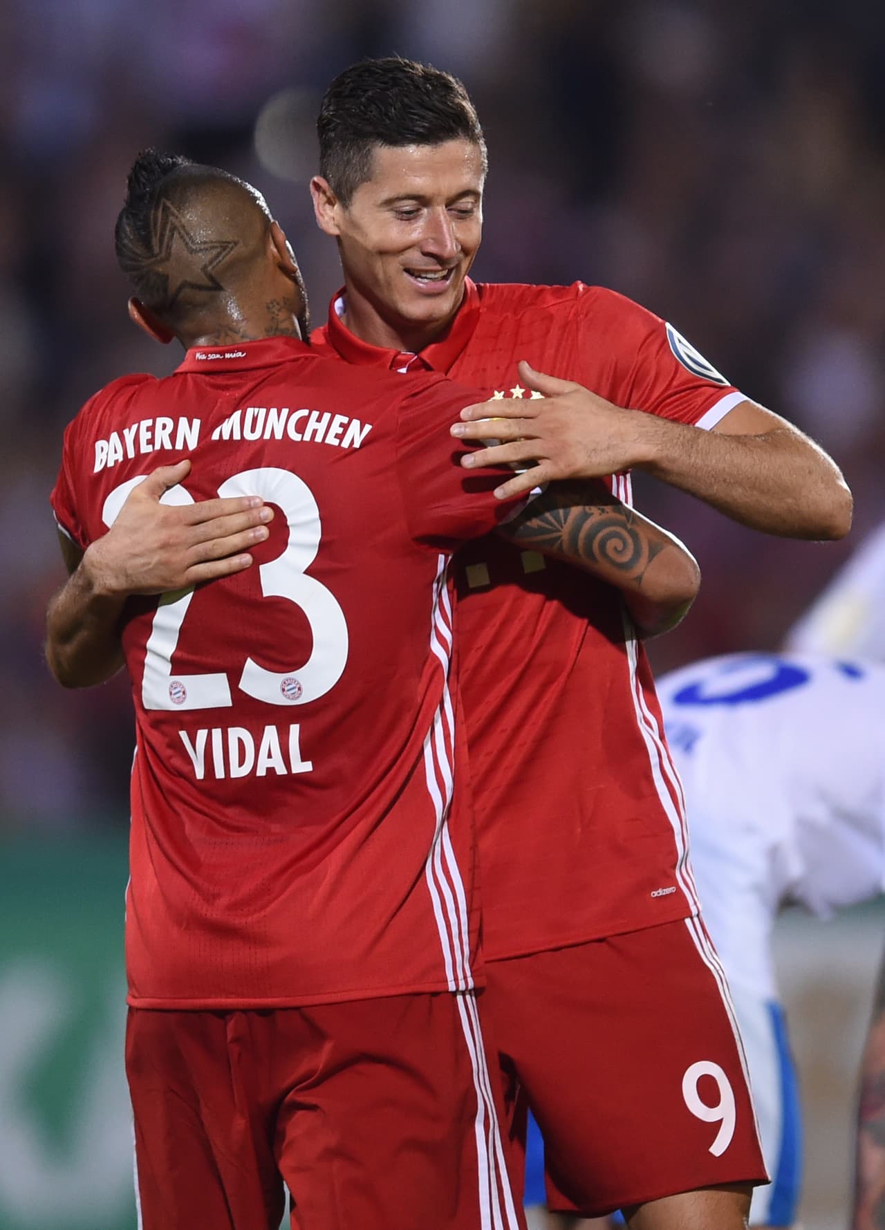 La Bundesliga tiene a su representante en el chileno
<b>Arturo Vidal</b> del Bayern Múnich. El jugador siempre trae trazos en su cortísima cabellera al estilo mohawk, la última, una estrella.