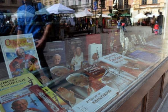 Las calles de Roma también fueron testigo de la venta de libros reseñando la vida de Karol Wojtyla, además de revistas con artículos y reportajes del papa Juan Pablo II, así como con su imagen en la portada.