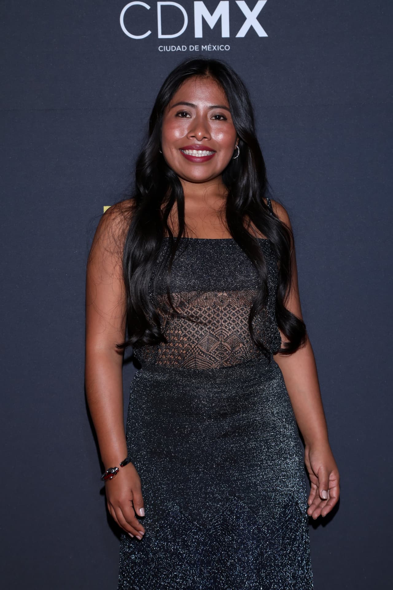 Yalitza reconoce que el proceso a veces ha sido abrumador pero “muy divertido porque a veces no puedo entender por qué estamos poniendo algunas cosas o combinando ciertos colores. Luego me echo atrás y veo lo maravilloso que se ve”,
<a href="https://www.hollywoodreporter.com/news/red-carpet-evolution-romas-yalitza-aparicio-1186749" target="_blank">dice</a>.