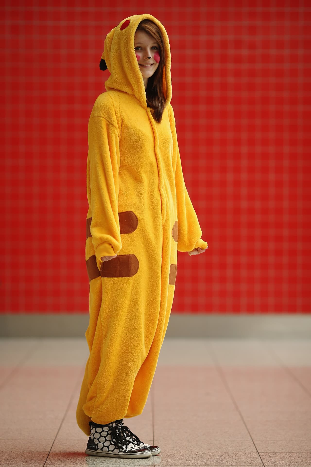 <b>Pikachu</b>
<br>Era de esperarse que 
<a href="http://http://www.univision.com/estilo-de-vida/videojuegos/esto-es-lo-que-ocurre-cuando-descargas-pokemon-go-video">la fiebre del Pokemon Go</a> que contagió al mundo se extendiera a las fiestas de disfraces en Halloween. 
<br>
<br>
<b>Algunos básicos para el disfraz:</b> si no tienes una botarga del personaje busca ropa amarilla y orejas. 
<br>
<br>
<b>De venta en:</b>
<br>
<b><a href="http://www.partycity.com/product/boys+pikachu+costume+-+pokemon.do?kwid=boys%20pikachu%20costume%20-%20pokemon%20-%20Size%20-%20Large&qcid=&ref=ci&extcmp=pla%7CGoogle&gclid=Cj0KEQjwqMHABRDVl6_hqKGDyNIBEiQAN-O9hEADvpW8q_Bt7U00LiiJHGHwA87aYtn23UooI3MK5WkaAqZy8P8HAQ">Party City</a></b>, $20 dólares en adelante