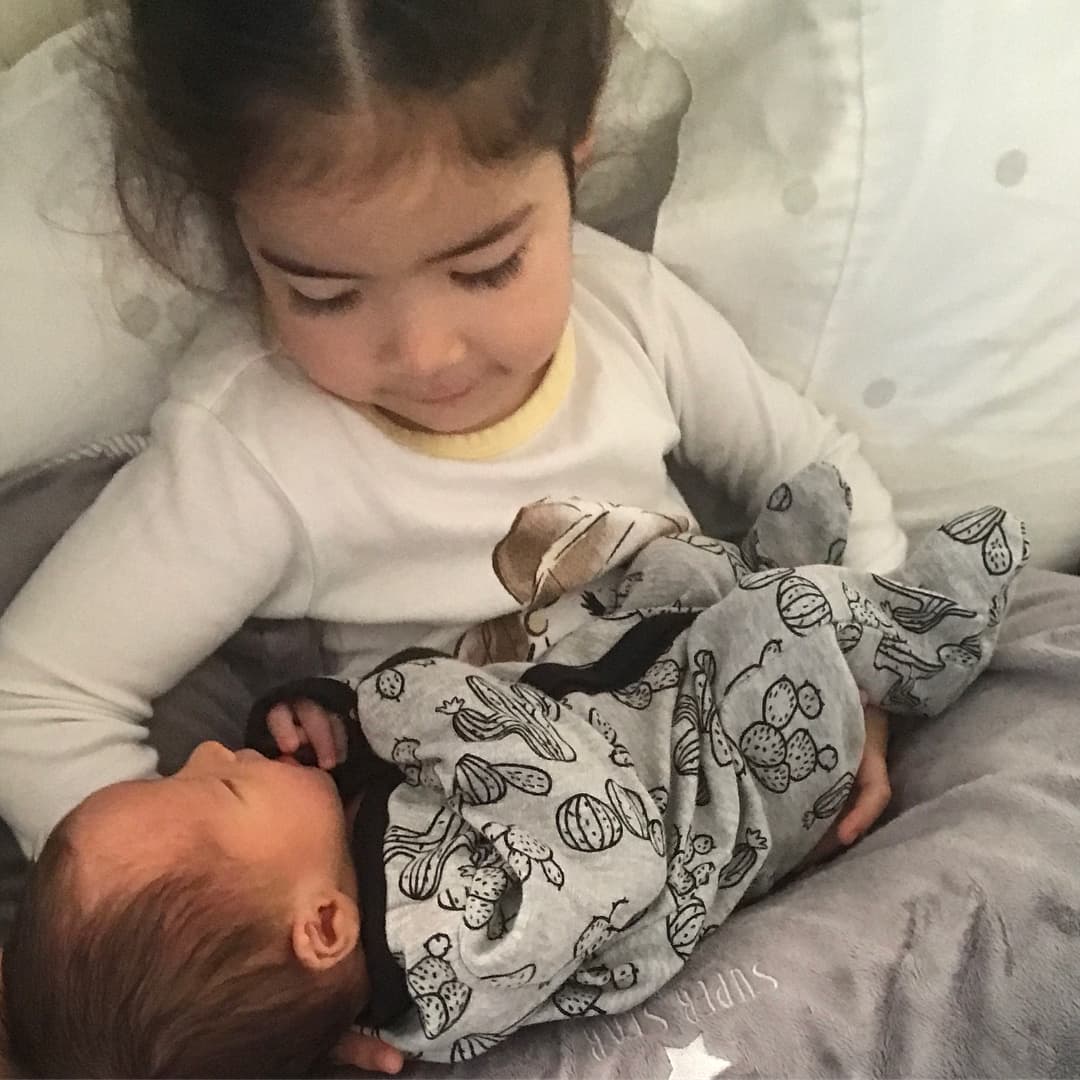 Ella lo cuida y lo protege, se toma enserio su papel de hermana mayor.
<br>