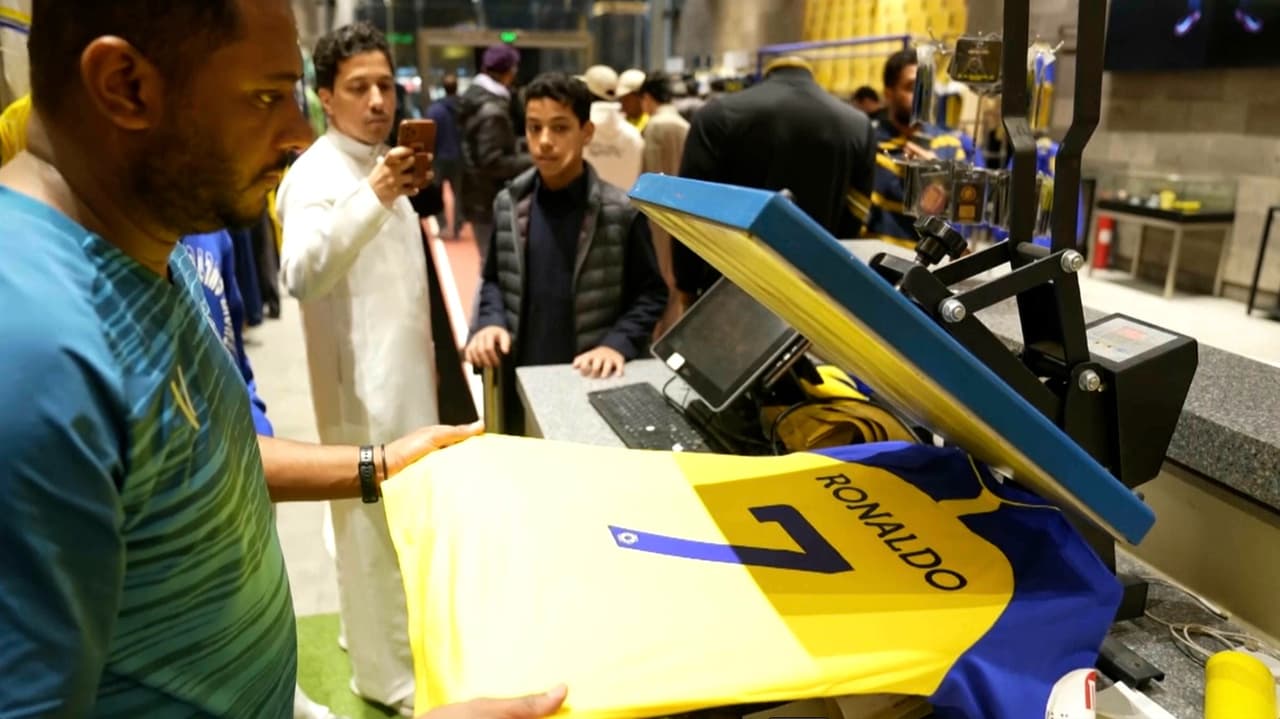 La camiseta de CR7 se vende por montones y los fans reaccionan a su llegada