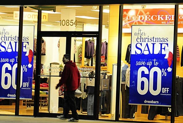 CHECA LOS "PAQUETES" A PRECIO ESPECIAL- Con frecuencia los minoristas, y a veces los fabricantes, van a combinar 2 o más artículos en un paquete con precio especial que dicen que le va a ahorrar dinero. Pero deberías checar el precio individual de cada artículo tanto en la tienda como con los competidores para ver si realmente te están dando esa gran oferta. La investigación de CR durante la semana pasada descubrió algunos verdaderos ahorros, pero también encontraron paquetes con los que prácticamente no se ahorraba nada. Y cerciórate de que realmente necesitas todo lo que se incluye en el paquete.