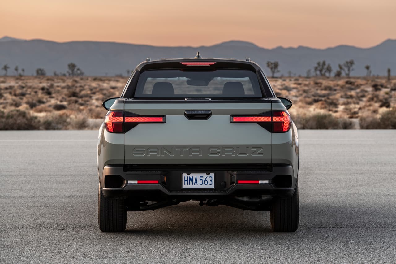 En la parte trasera sobresale su juego óptico con un diseño en forma de “T” y, por supuesto, el nombre S A N T A C R U Z que va grabado por todo lo ancho del portón trasero.
