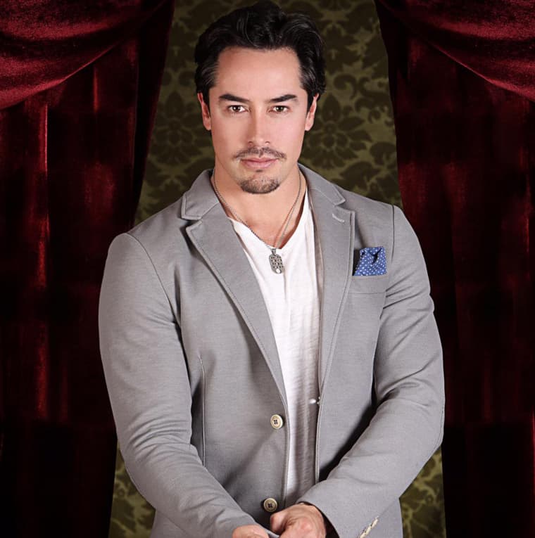 Pero por lesiones en la rodilla tuvo que abandonar las canchas y probó suerte en la actuación y el canto.