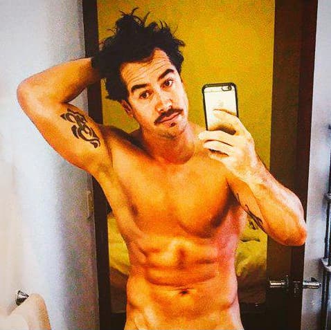 Pero por una lesión en el cuadrícep tuvo que abandonar su carrera futbolística.