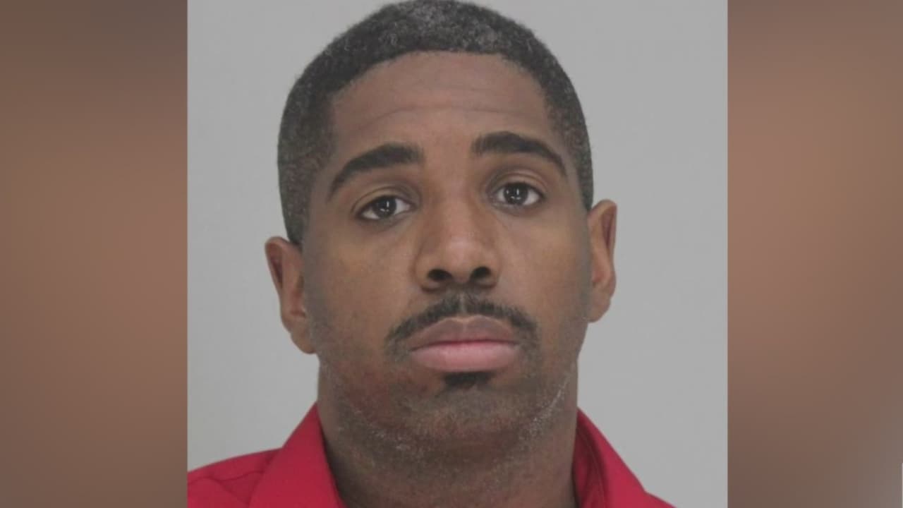 Jaime Castro, vicepresidente del sindicato de la policía, pidió a la comunidad tener paciencia y esperar la investigación sobre por qué el oficial Bryan Riser, quien fue arrestado este jueves y ahora enfrenta cargos por dos asesinatos ocurridos en el 2017, continuó trabajando en la institución si las autoridades conocían dicha información desde el 2019.