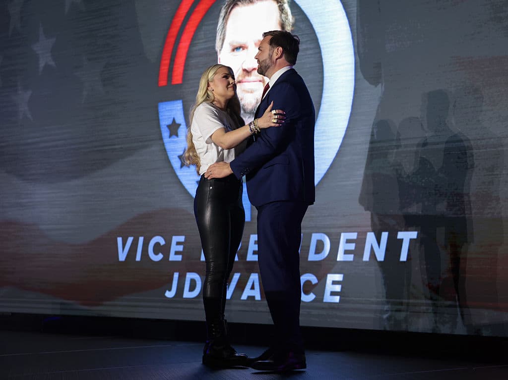 Durante el evento del polémico abrazo, Erika Kirk reconoció la ayuda que recibió del vicepresidente de Estados Unidos y de su esposa. Allí mismo declaró que "nadie podrá reemplazar jamás a mi marido, pero
<b>veo algunas similitudes en JD (Vance)".</b>
