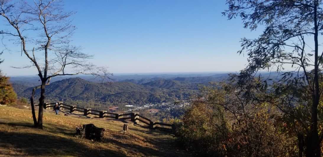 Los visitantes, incluidos los de cuatro patas, pueden disfrutar además del centro de visitantes de la cumbre por sus vistas, su tienda de regalos y sus mesas de picnic.