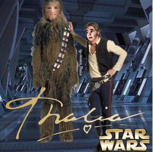 Thalía ha subido diversas imágenes a su Instagram donde se declara fan de 'Star Wars' y en las cuales se identifica a sí misma como 'Chewbacca', como en esta foto donde aparece junto al pequeño Matthew, caracterizado como 'Han Solo'.