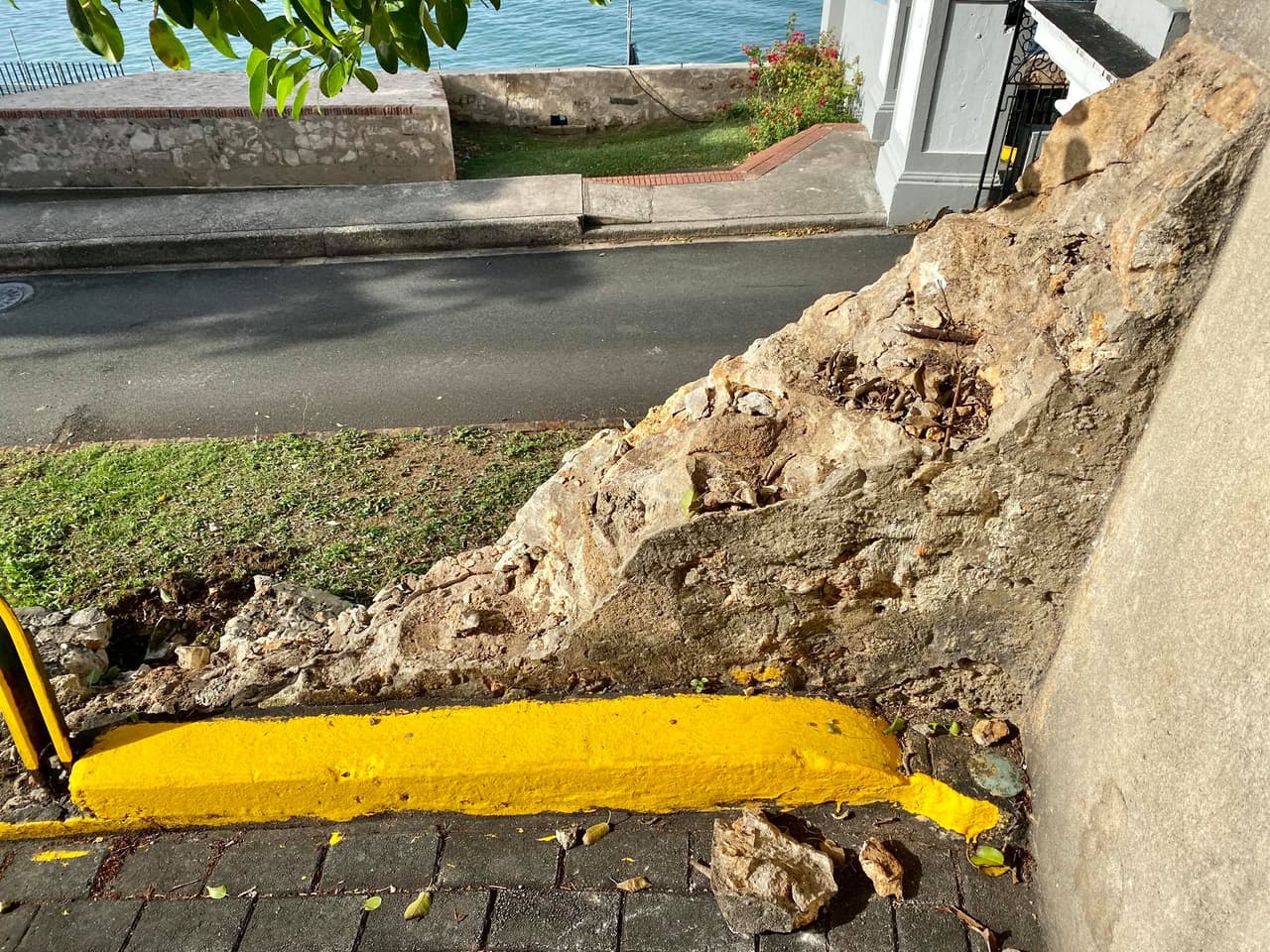 En el 2012 una guagua escolar también derrumbó parcialmente una muralla.