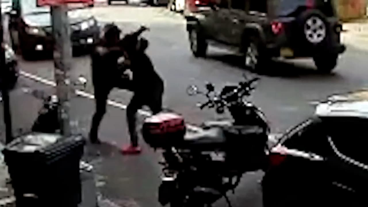 El presunto agresor huyó del lugar y aún no ha sido localizado por las autoridades.