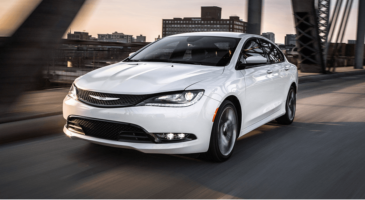 <b>El sedán mediano menos satisfactorio – Chrysler 200:</b> Consumer Report señala que “sería muy generoso decir que es un auto mediocre”. Su andar es duro, su motor parece desactualizado, y su interior trae demasiados ruidos del exterior, perturbando la comodidad de los pasajeros.