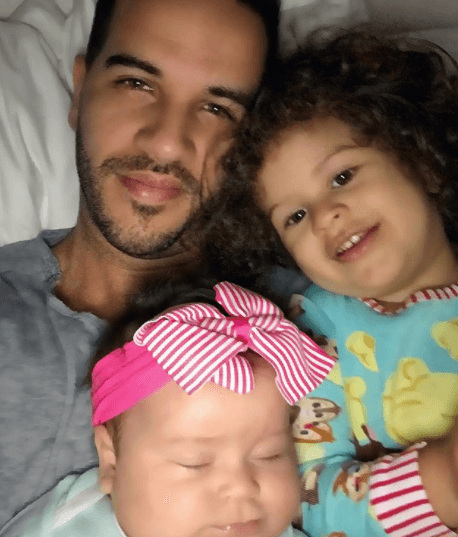 Es una bebé realmente hermosa y regordeta.