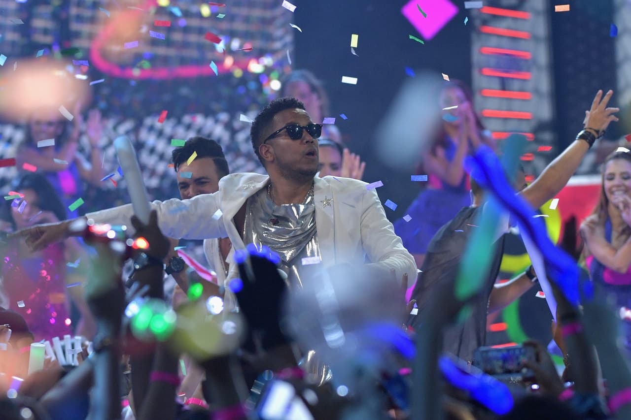 Con muchos colores, energía y baile conquistaron el escenario con clásicos como: "El Tiburón" y "La Morena pide más" .