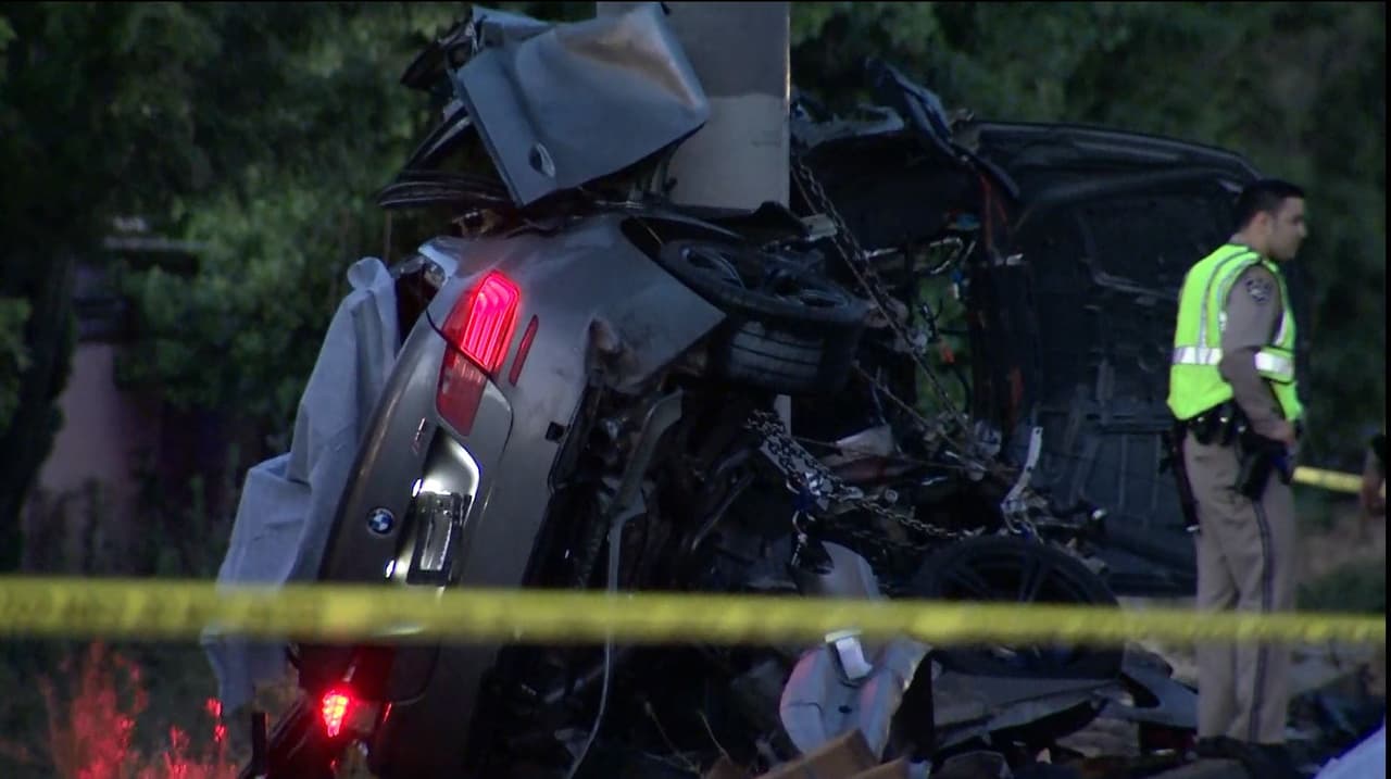 Por su parte, esfectivos del Cuerpo de Bomberos de Los Ángeles trabajaron por varias horas antes de poder rescatar los cuerpos dentro de la estructura del vehículo.