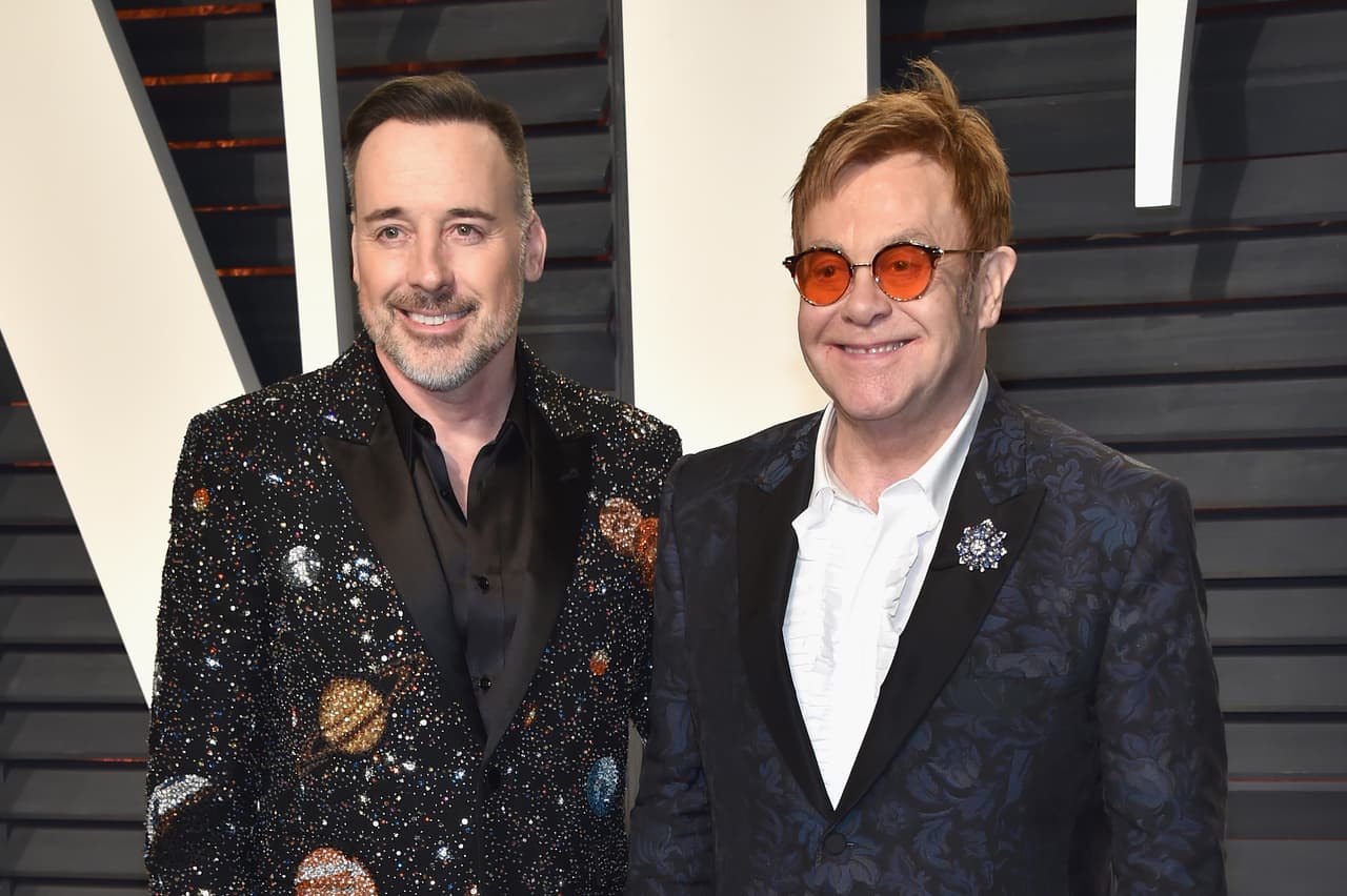 En 2014, el propio cantante publicó fotos de los momentos más importantes de su boda con su pareja de 21 años, David Furnish, en su cuenta de Twitter. Actualmente la pareja sigue junta y concibieron, a través de un vientre subrogado, a dos pequeños que fueron presentados en la revista 'Hello'.
