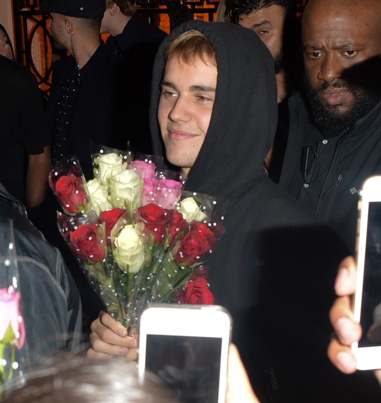 Las chicas se le fueron encima.