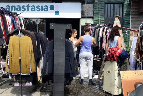 Los gestos solidarios se multiplicaron entre los argentinos convocados a sumarse a un gran operativo de distribución de alimentos, colchones y medicinas para paliar las necesidades de miles de damnificados del trágico temporal e inundación, que dejó 59 muertos, 51 de ellos en la ciudad de La Plata.