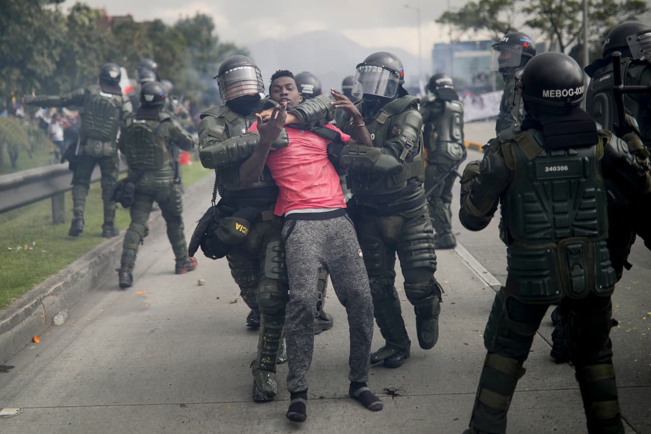 La policía detiene a un manifestante durante un enfrentamiento en Bogotá, la capital de Colombia, el 21 de noviembre de 2019. 
<a href="https://www.univision.com/noticias/america-latina/protesta-masiva-contra-el-gobierno-indigenas-estudiantes-y-trabajadores-toman-las-calles-de-colombia-fotos-fotos">La masiva protesta convocada por grupos sindicales y activistas estudiantiles</a> de ese país contra el presidente Iván Duque dejaron al menos tres personas muertas y cerca de 100 bajo arresto.