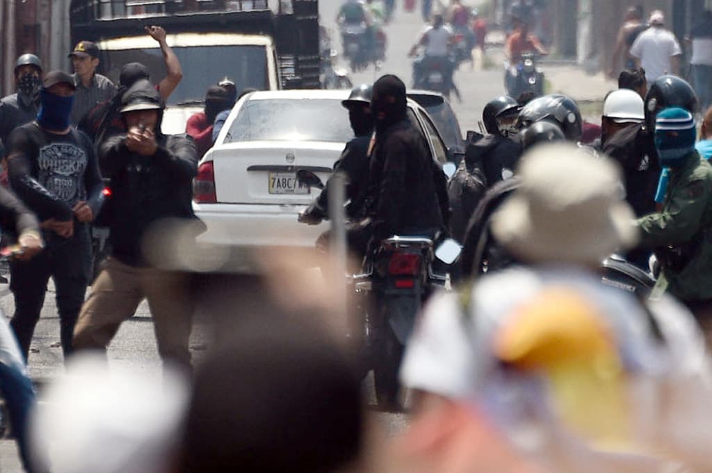 Grupos parapoliciales que defienden al chavismo dispersaron a tiros una manifestación opositora el pasado sábado en San Antonio del Táchira.