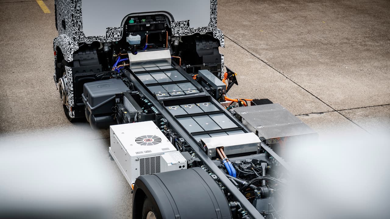 La batería modular del Mercedes-Benz Urban eTruck está situada en el centro del bastidor para protegerla de choques.