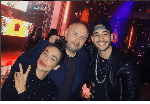 ¡En el festejo!.. Maluma feliz con su equipo de trabajo.