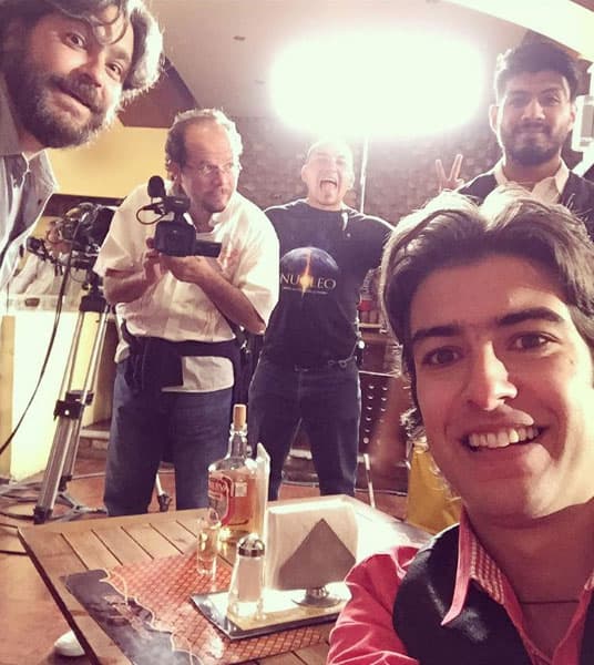 Por supuesto que las selfies no faltaron en las grabaciones de la miniserie, qué tal la sonrisa de Martín Altomaro y Juan Pablo Gil.