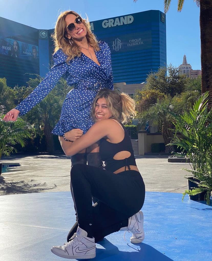 “Hello Las Vegas, bajándome del avión y derechito al set de El Gordo y La Flaca, con mi tesoro de asistenta”, escribió la conductora.