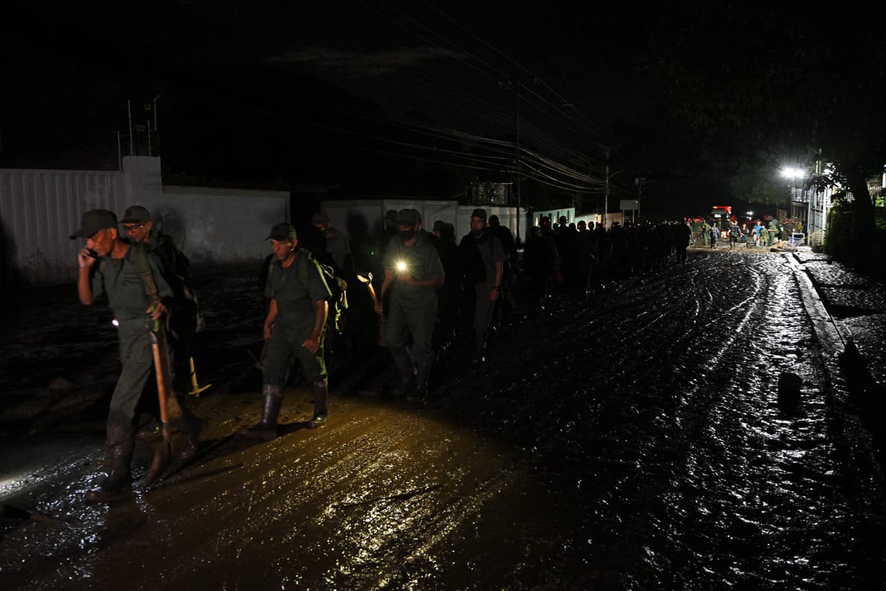 Maduro fue informado de lo ocurrido en El Castaño durante una alocución televisada desde Las Tejerías, donde hace una semana 
<b>un deslave mató a 54 personas</b>, según un nuevo balance entregado este lunes por el mandatario. "Hasta ahora van contabilizados 54 fallecidos encontrados, identificados, entregados a sus familiares, mis condolencias a todos los familiares de Las Tejerías por esta dolorosa pérdida", dijo Maduro.
<br>