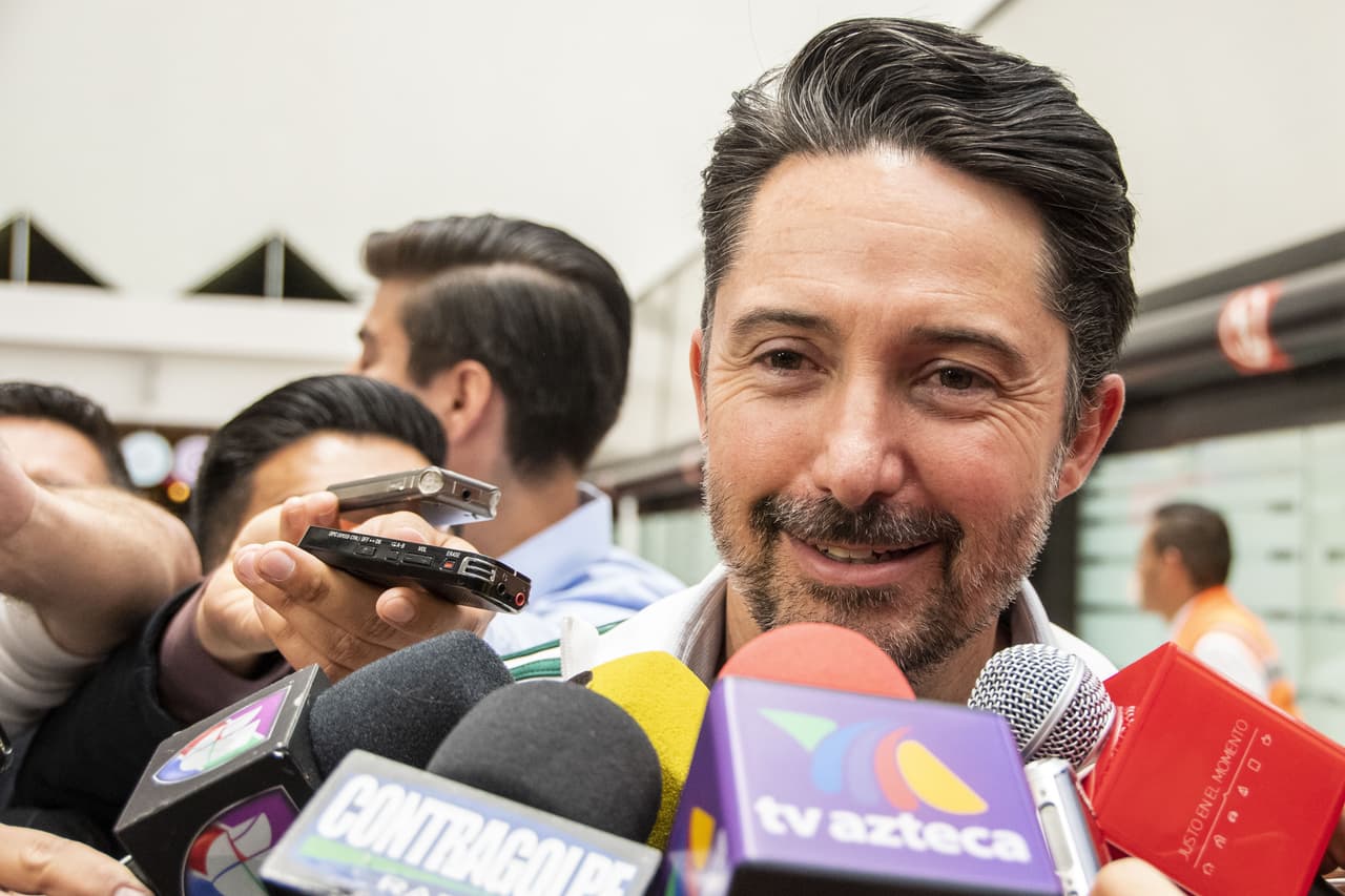 Una gran cantidad de reporteros y camarógrafos, así como de aficionados, estuvieron presentes en el Aeropuerto Internacional de la Ciudad de México donde este lunes arribaron varios miembros del Tri, además del Gerardo 'Tata' Martino y algunos directivos, luego de la consecución del título de la Copa Oro 2019 al vencer 1-0 a Estados Unidos en la Gran Final el domingo en Chicago.