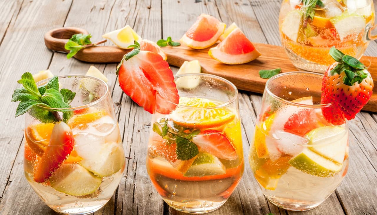 Sangria amarela é drink perfeito para se refrescar no verão: veja como preparar 